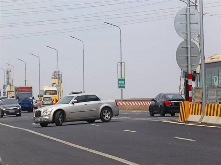 Cẩn trọng khi quay đầu xe sai quy định, mức phạt lên đến hàng chục triệu đồng Cẩn trọng khi quay đầu xe sai quy định, mức phạt lên đến hàng chục triệu đồng