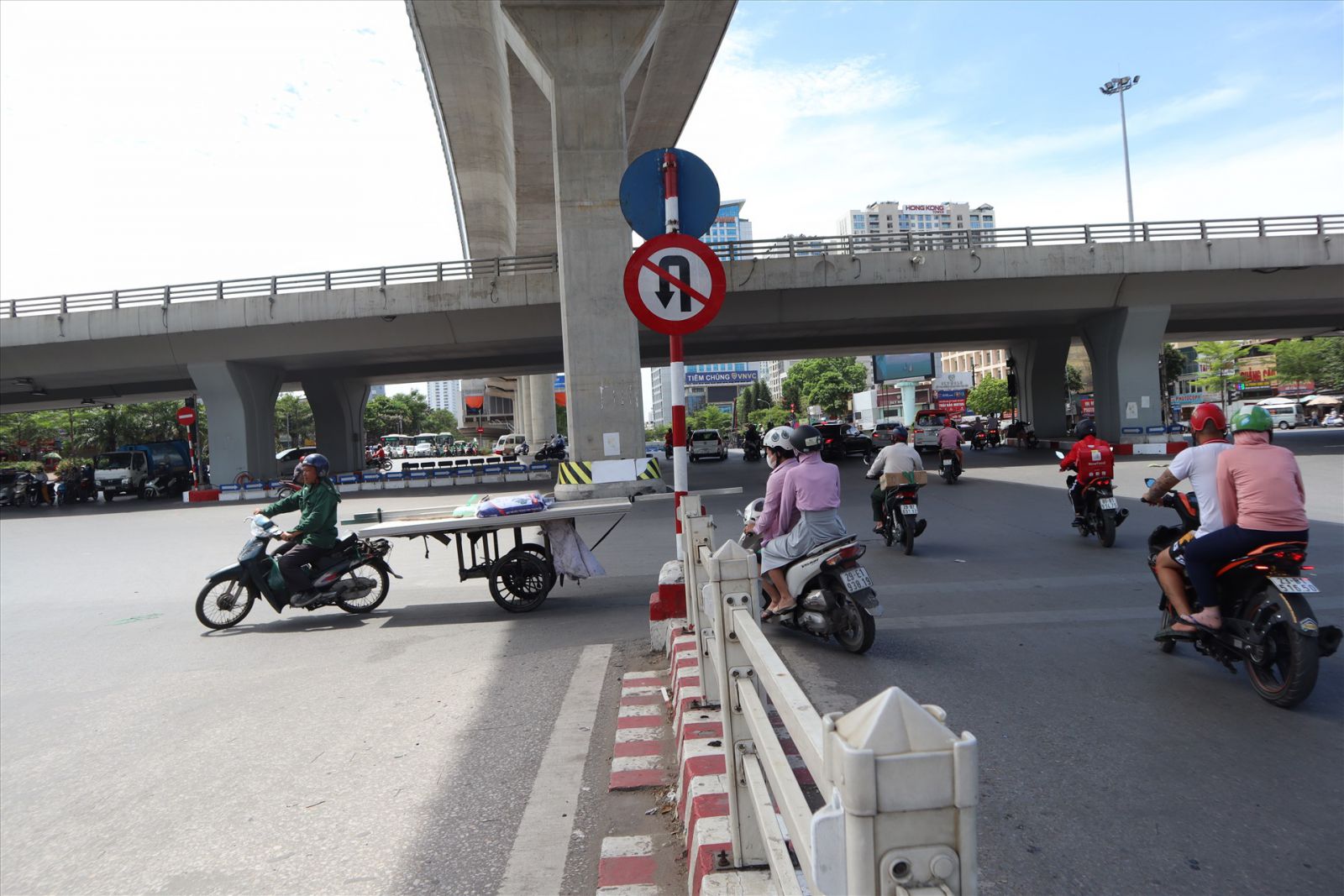 Cẩn trọng khi quay đầu xe sai quy định, mức phạt lên đến hàng chục triệu đồng Cẩn trọng khi quay đầu xe sai quy định, mức phạt lên đến hàng chục triệu đồng