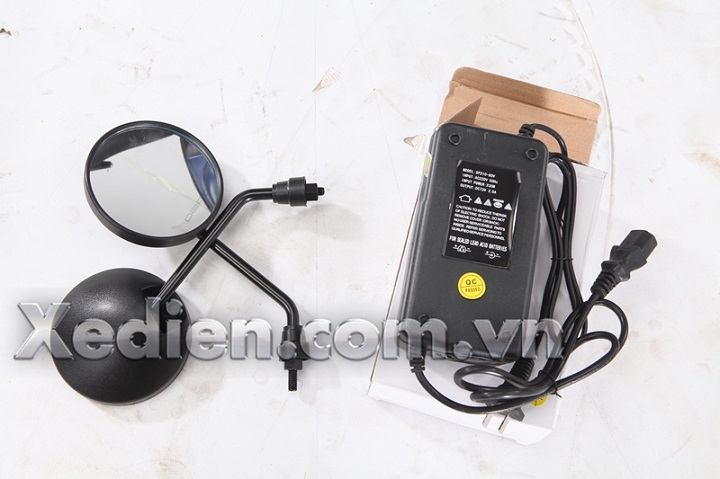 Phụ kiện đi kèm xe máy điện Dibao Nami: Sạc, Gương Phụ kiện đi kèm xe máy điện Dibao Nami: Sạc, Gương