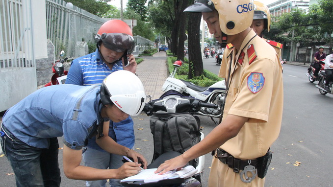 Đi xe m&aacute;y vượt b&ecirc;n phải l&agrave; như thế n&agrave;o? Khi n&agrave;o được vượt b&ecirc;n phải, khi n&agrave;o bị phạt?